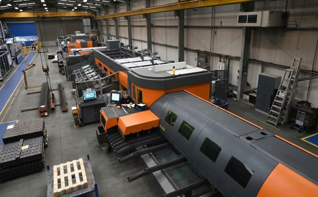 Ağır sanayi üretim hattında CNC lazer ve profil işleme — CNC teknik servis